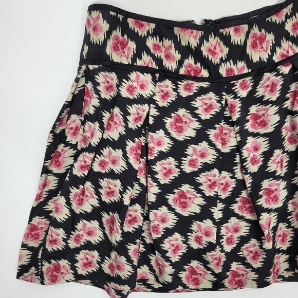 Juicy Couture 100% Silk Mini Skirt in a Size 2 - Picture 2 of 10